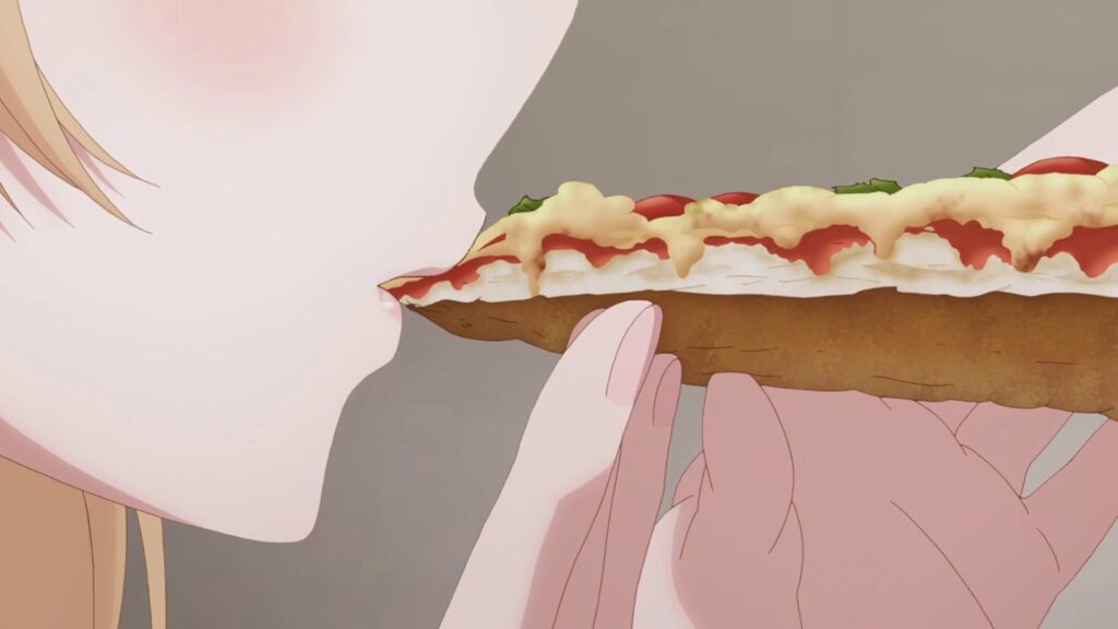 アニメ『お隣の天使様』第1話。頬を赤らめながら宅配ピザを一口食べる椎名真昼の口元のアップ。