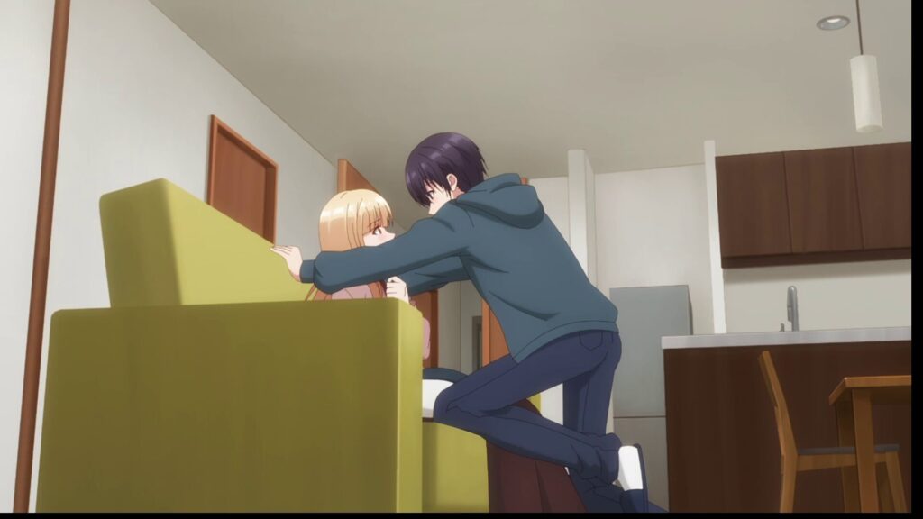 『お隣の天使様』第9話。お皿に盛った料理を笑顔で差し出す白河千歳。賑やかな食事シーンの一コマ。