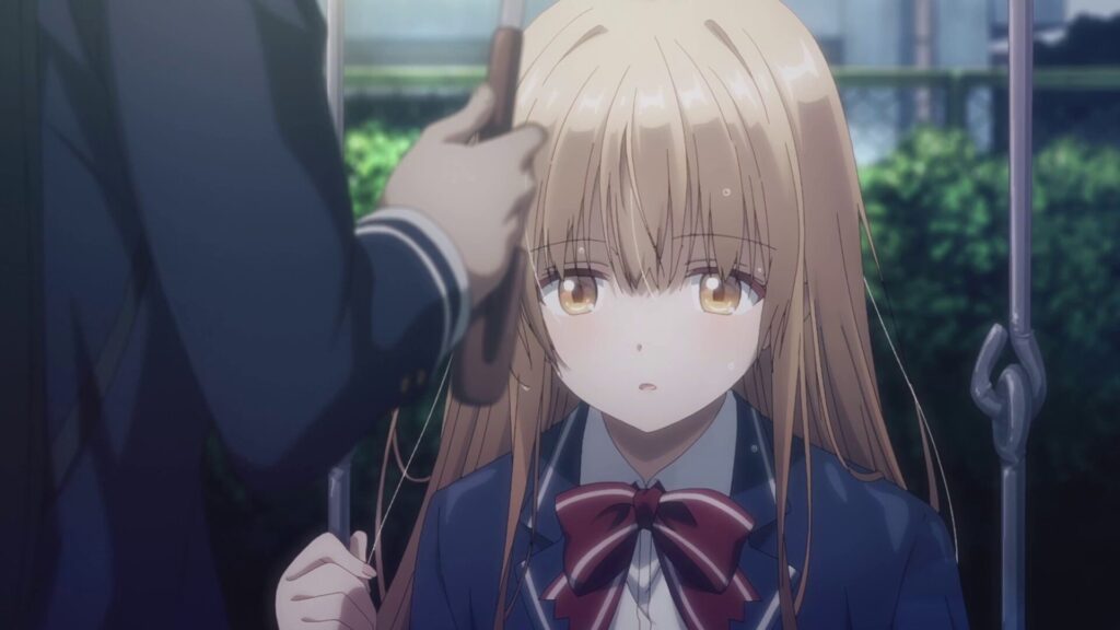 『お隣の天使様』第1話。雨の中、ベンチに一人座り、膝を抱えて涙を流す椎名真昼。孤独と冷たさに耐える彼女の横顔。