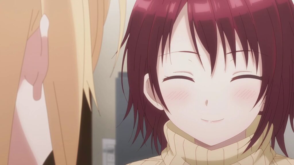 アニメ『お隣の天使様』より、短髪で赤みがかった髪の白河千歳が、目を細めて穏やかに微笑んでいるクローズアップショット。左手前には椎名真昼の髪の一部が写り込んでおり、二人で対話しているシーン。