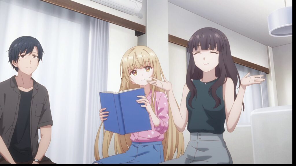 『お隣の天使様』第2期 第3話。藤宮周の両親（修斗と志保子）に挟まれ、アルバムを抱えながら少し照れたような表情を浮かべる椎名真昼。楽しげに手を広げて話す母・志保子と、それを優しく見守る父・修斗。真昼が「家族の形」に触れ、心の防衛ラインが温かく溶けていく瞬間を捉えたシーンカット。