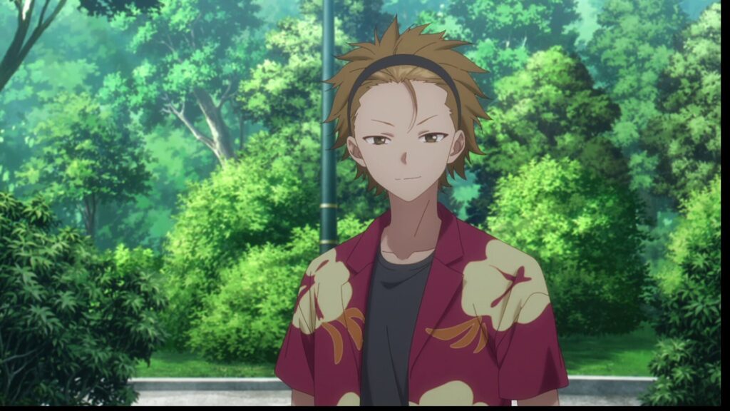 『お隣の天使様』第2期 第3話。夏休み、屋外の緑を背景にカチューシャで前髪を上げ、赤色のアロハシャツを着て不敵に微笑む赤澤樹。周と真昼の関係を温かく、時に茶化しながらも見守る親友の「誠実さ」と、夏の開放的な空気感を捉えたシーンカット。