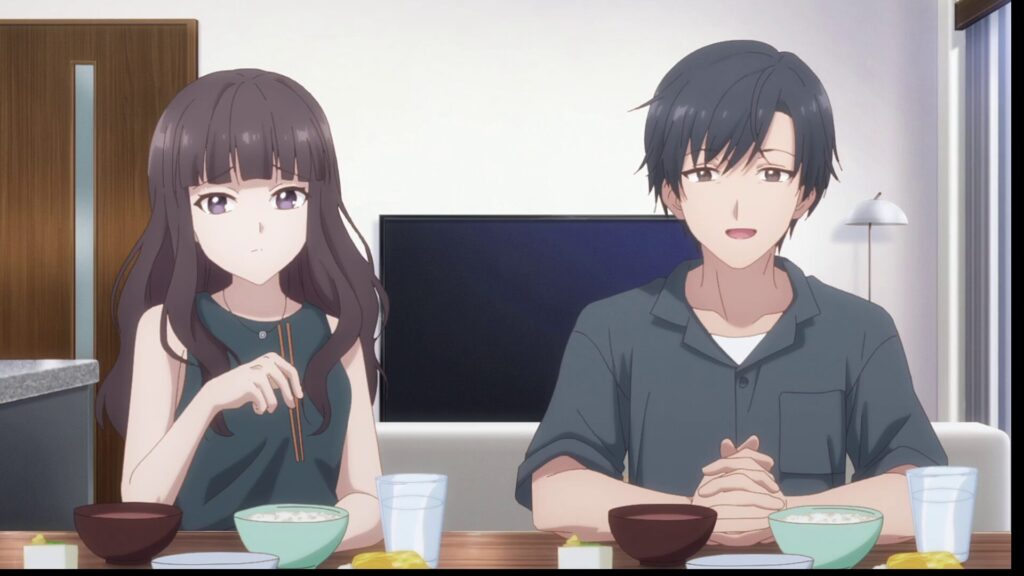 『お隣の天使様』第2期第4話。藤宮周の両親である修斗と志保子が、食卓を囲んで穏やかに語り合っているシーン。優しく安定感のある父・修斗と、快活で愛に溢れる母・志保子の姿は、周が真昼に見せた「理想の家庭像」そのもの。彼らが築いてきた温かな関係性が伝わるシーンカット。
