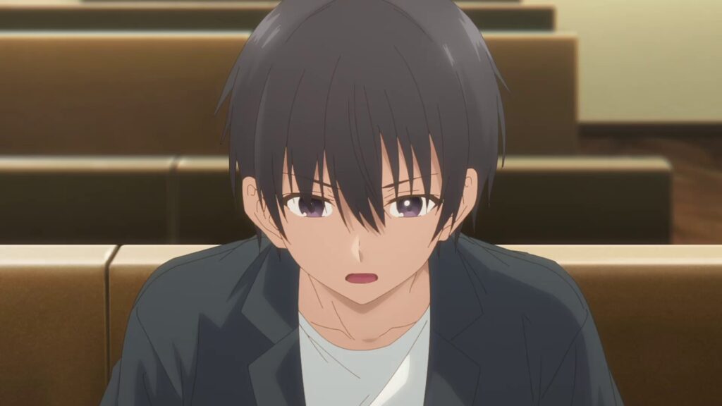 カフェのソファ席で前を見つめながら、真剣な表情で話す黒髪のアニメキャラクター。
