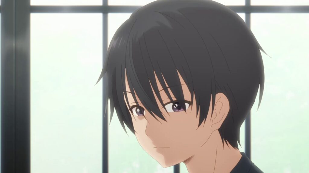 窓辺の柔らかな光を背景に、横顔を見せる黒髪のアニメキャラクター。