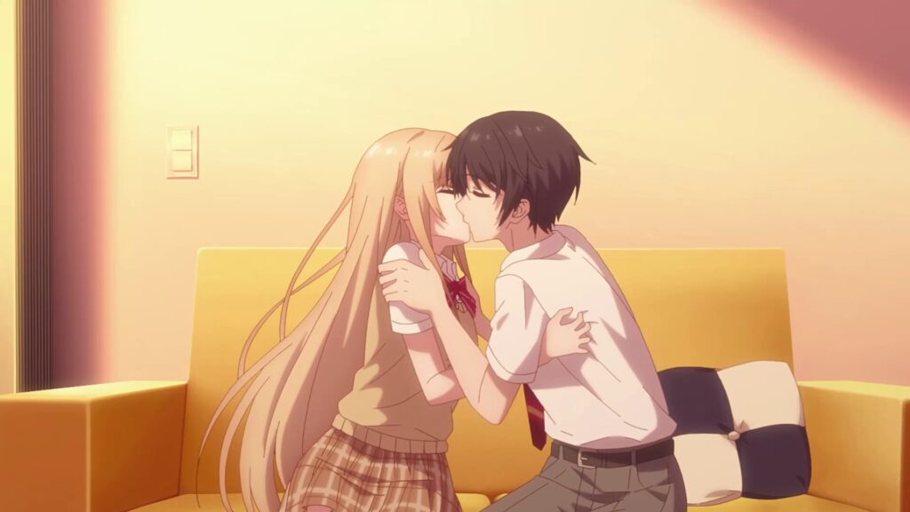 夕焼け色の部屋で、制服姿の少年と金髪の少女がソファに座りながらキスをしているアニメシーン。