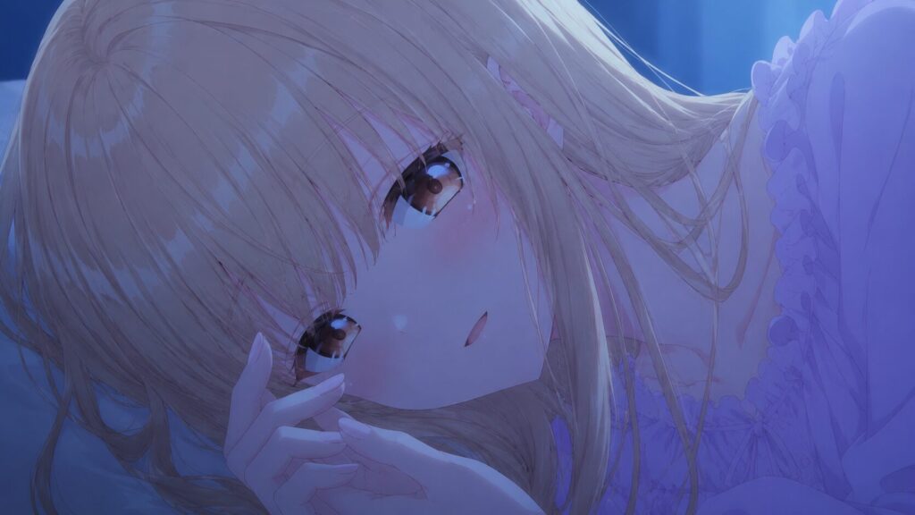 青い夜の光に包まれながら、横たわった少女が優しい眼差しで見つめているアニメ風イラスト。静かな時間と穏やかな感情が表現されている。